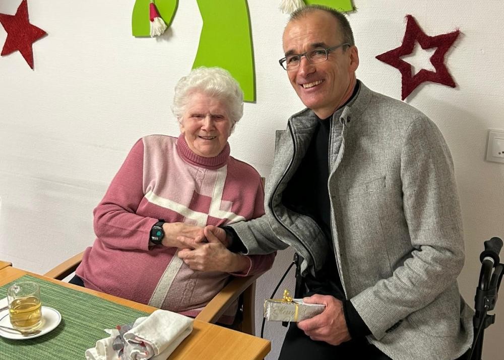 Bürgermeister Jörg Frey gibt Josefa Kürner die Hand