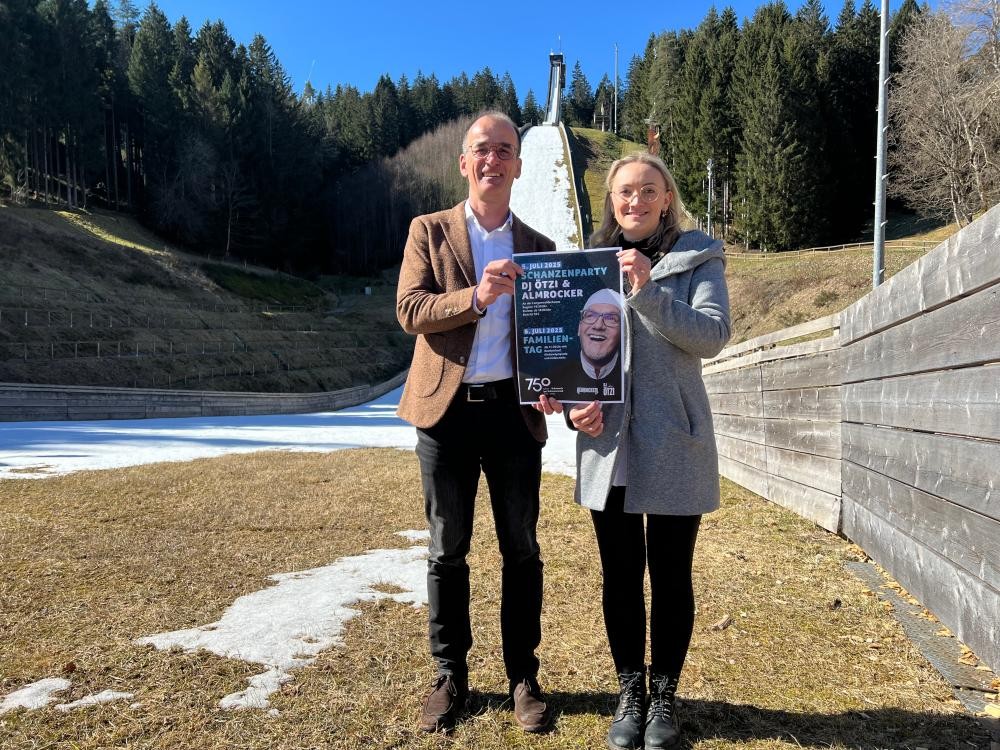 Bürgermeister Jörg Frey und Nadine Haberer mit Plakat vor der Langenwaldschanze