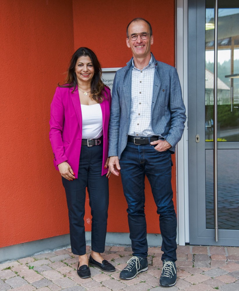 SPD-Bundestagsabgeordnete Derya Türk-Nachbaur mit Bürgermeister Jörg Frey vor dem Schonacher Rathaus