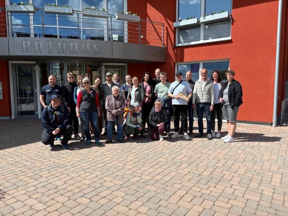 Delegation Oberwiesenthal vor dem Rathaus in Schonach