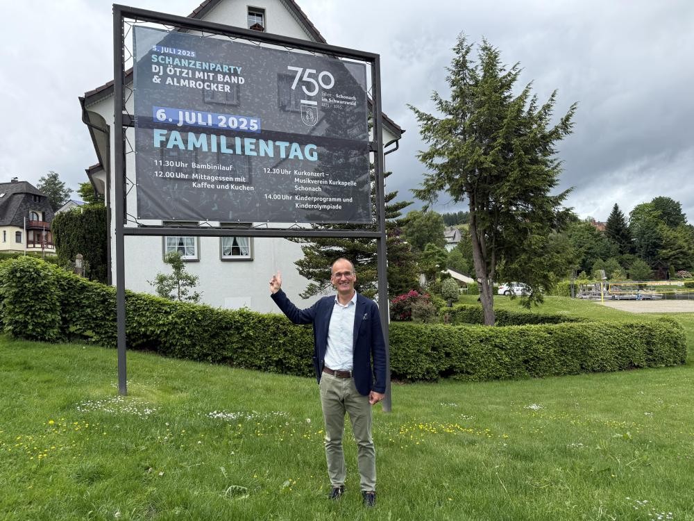 Bürgermeister Jörg Frey vor dem Jubiläumsbanner