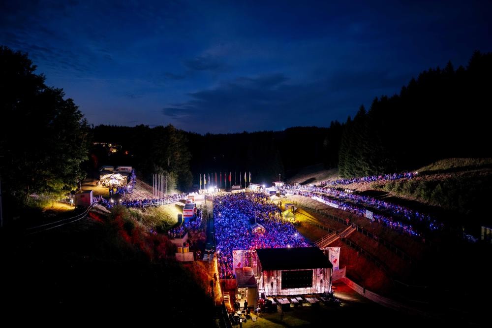 Langenwaldschanze bei Nacht mit den Festbesuchern