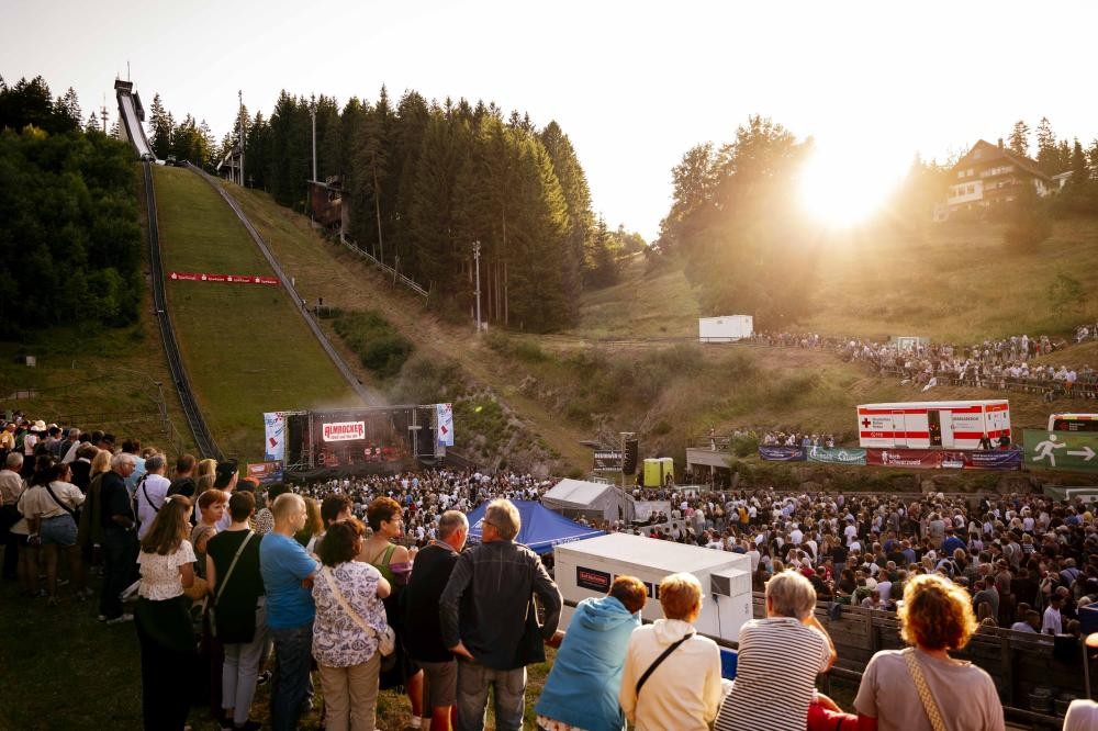 Langenwaldschanze mit Festbesuchern und Sonnenuntergang