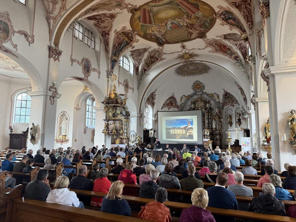 Bürgerinnen und Bürger bei der Einwohnerversammlung in der Schonacher Kirche