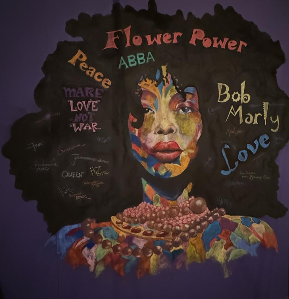 Gemälde einer Frau mit einzelnen Wörtern