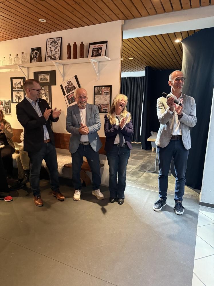 Bürgermeister Jörg Frey, Projektleiterin Silvia Hettich mit Ehemann und Sohn bei der Eröffnung