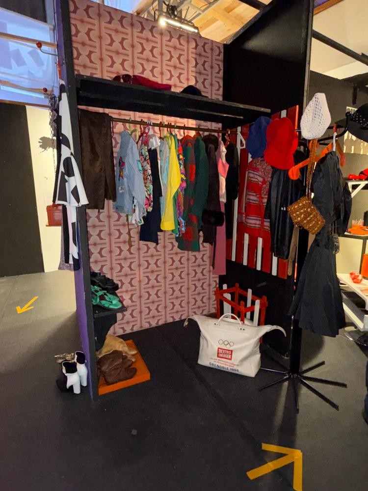 Bunte Klamotten aus den 70er Jahren