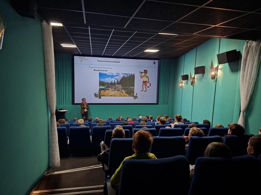 Bürgermeister Jörg Frey beim Jugendhearing im Kinosaal in Triberg