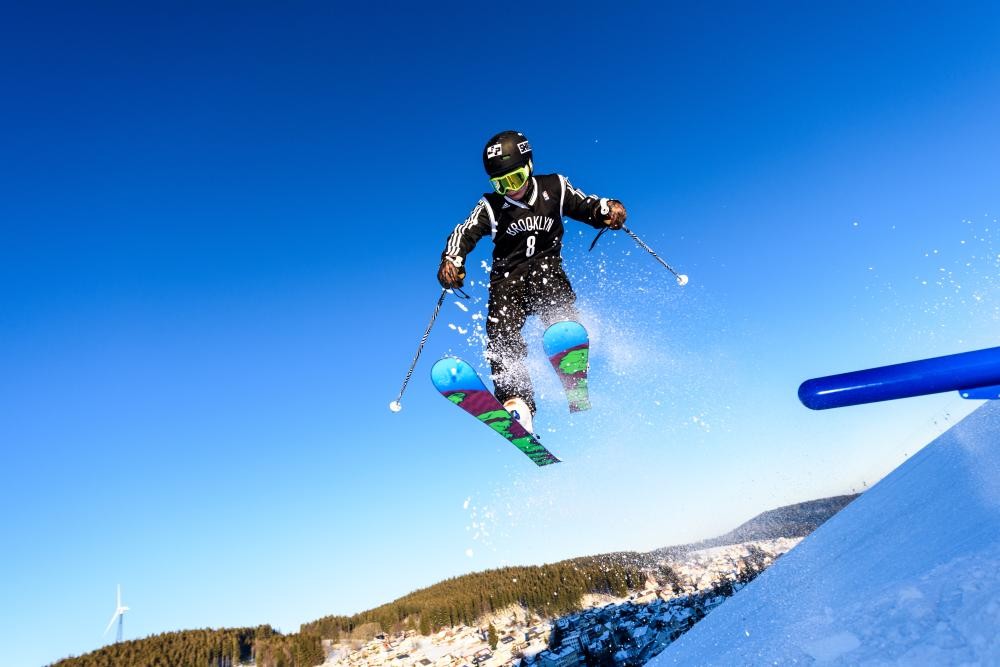 Skifahrer springt und fliegt in der Luft.