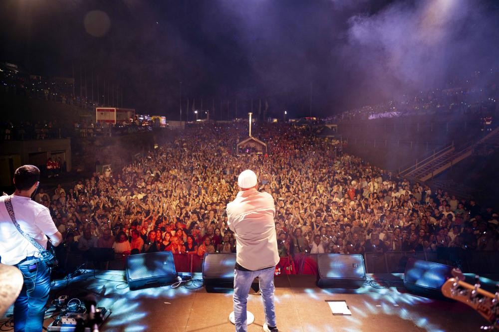 DJ Ötzi auf der Bühne mit vielen Personen davor