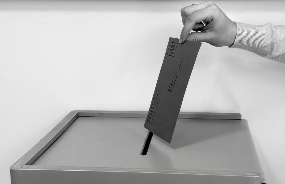 Wahlurne mit Umschlag