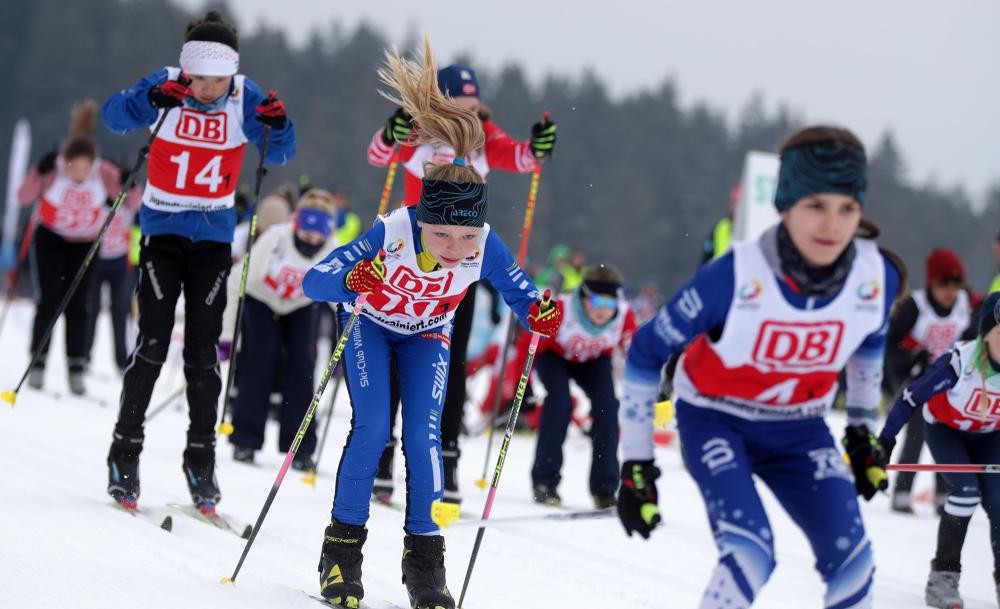 Kinder beim Langlauf