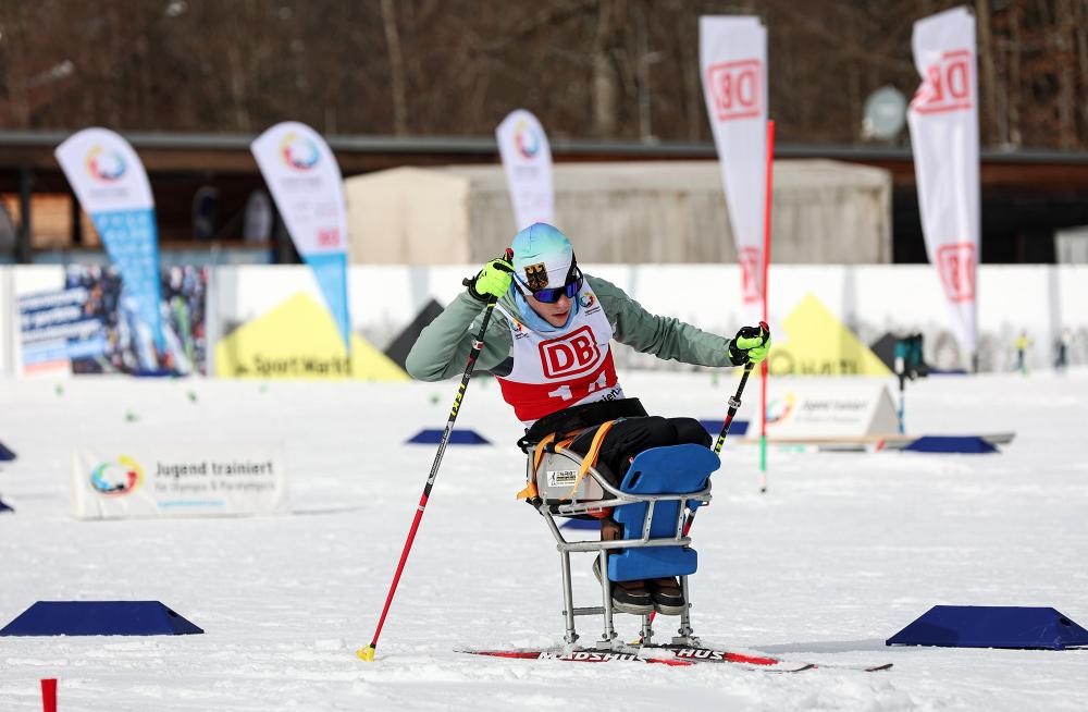 Kind beim Para-Ski-nordisch