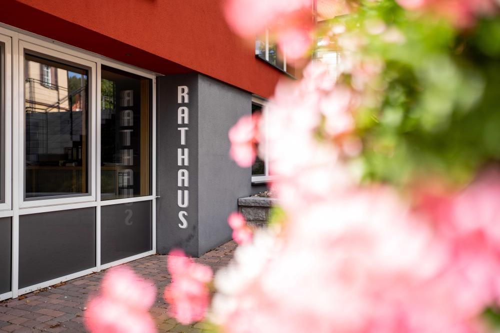 Rathausgebäude in rot mit Aufschrift