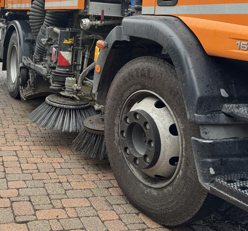 Kehrmaschine reinigt Straße