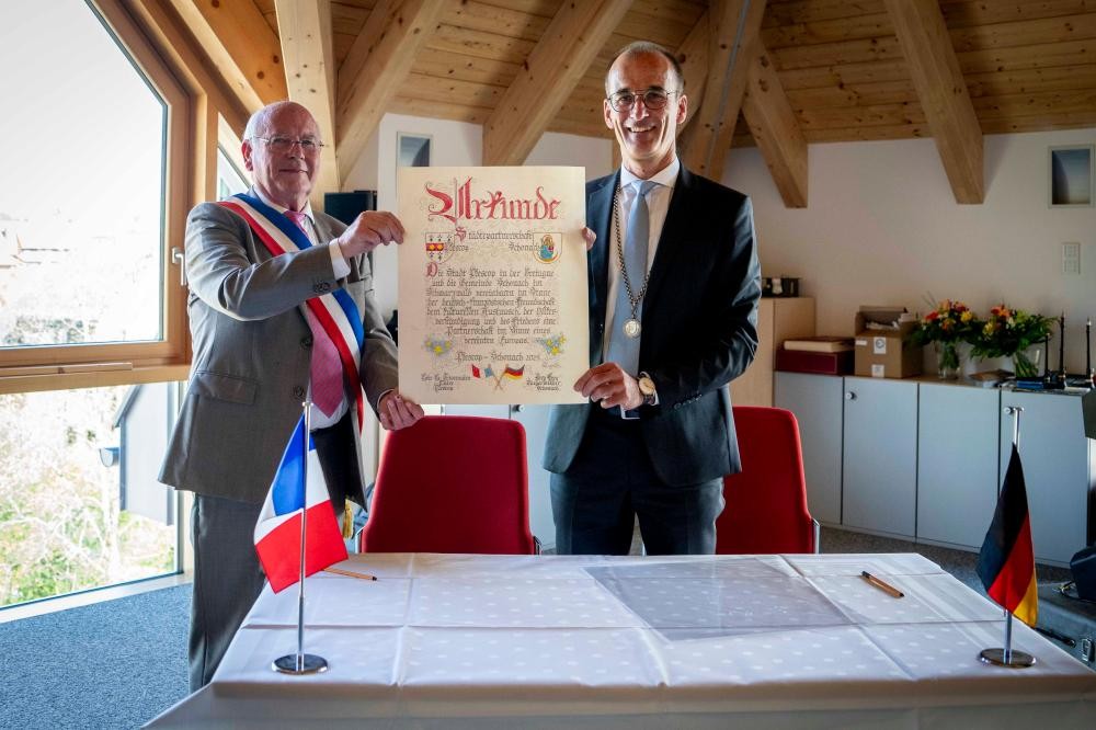 Offizielle Vertragsunterzeichnung zur Gründung der Städtepartnerschaft zwischen Schonach im Schwarzwald und Plescop in der Bretagne  Bürgermeister Loïc Le Trionnaire, Gemeinde Plescop und Bürgermeister Jörg Frey, Gemeinde Schonach (v.l.n.r.)