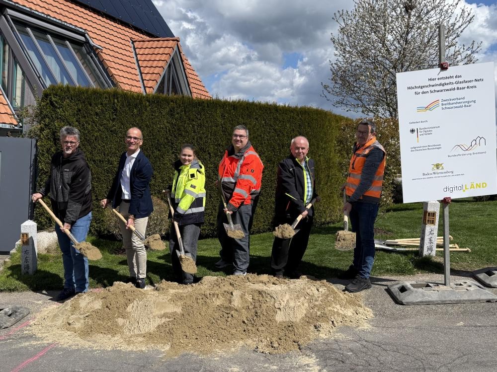 Beim Spatenstich (v. l. n. r.): Bauleiter und Ortsbaumeister Ansgar Paul, Bürgermeister Jörg Frey, Lena Burger (EGT Energie GmbH), Technischer Projektleiter des Zweckverbands Heiko Zorn, Gerd Scheuermann (SBK Ingenieure) und Josef Altmann (Baufirma KTS).