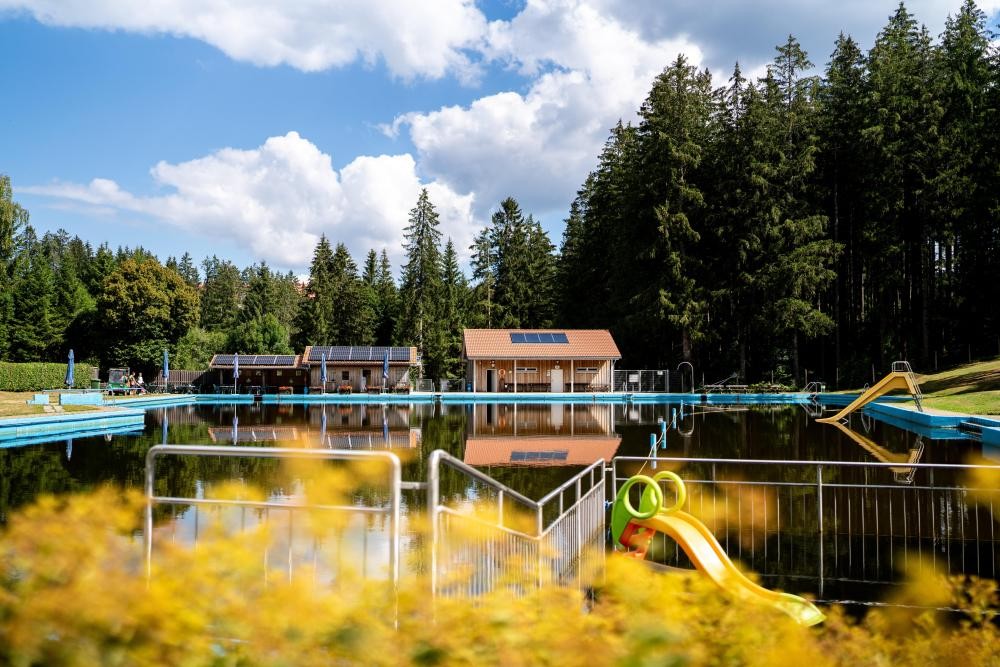 Naturschwimmbad Schonach mit Blick auf das Becken und das Gebäude