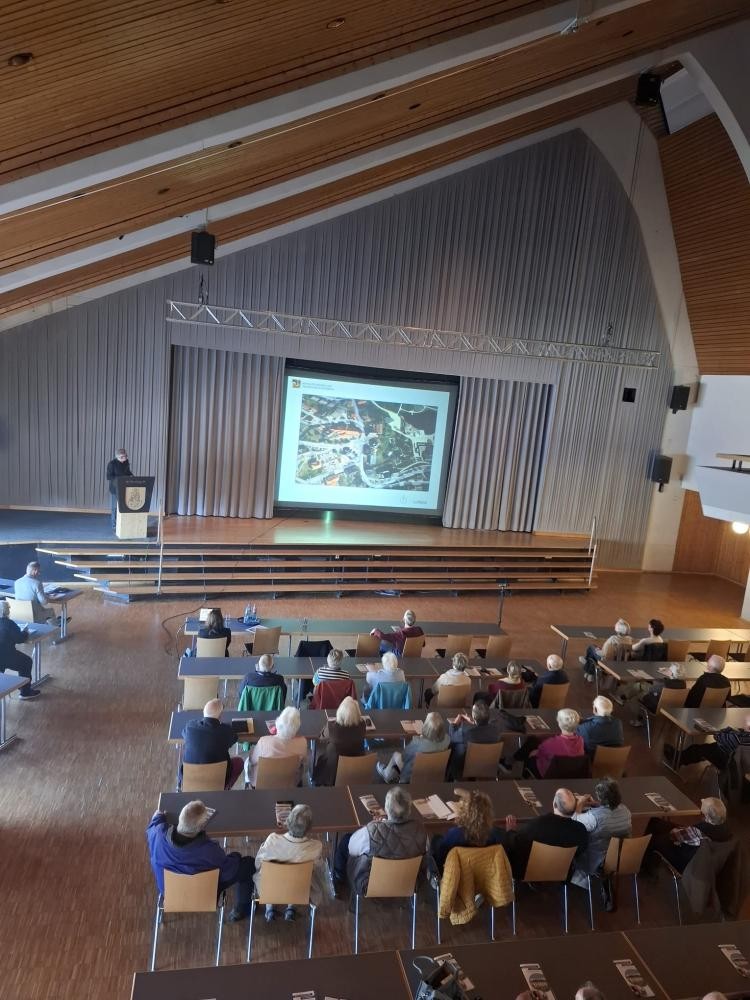 Über 110 interessierte Bürgerinnen und Bürger informierten sich im Haus des Gastes über das geplante Projekt „Betreutes Wohnen“ in Schonach