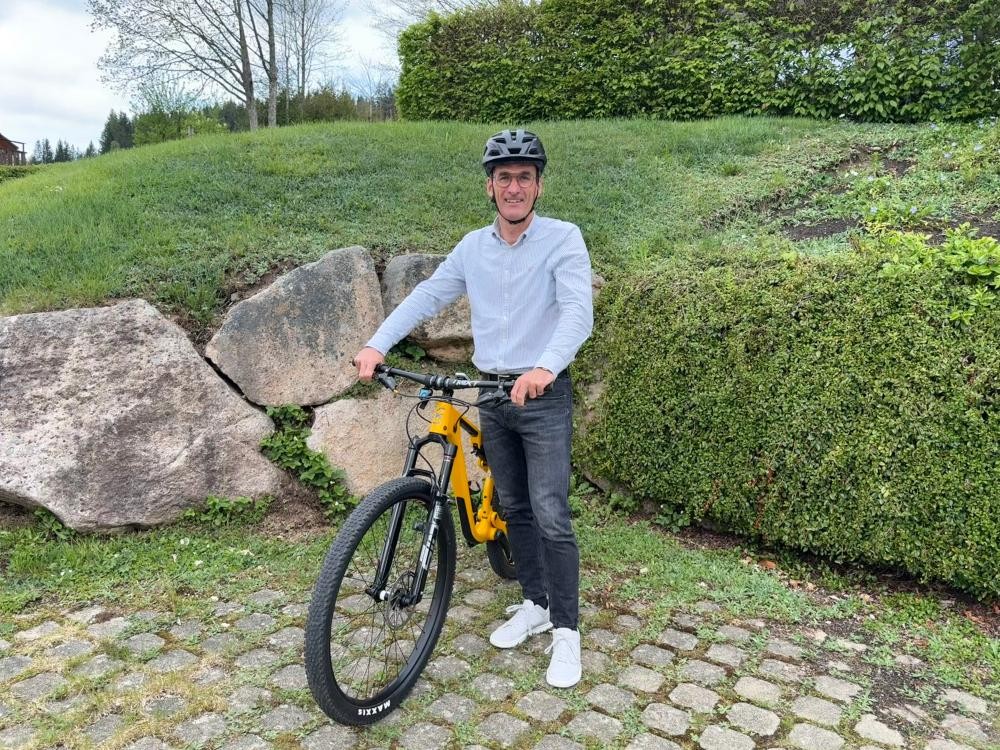 Bürgermeister Jörg Frey mit seinem Fahrrad
