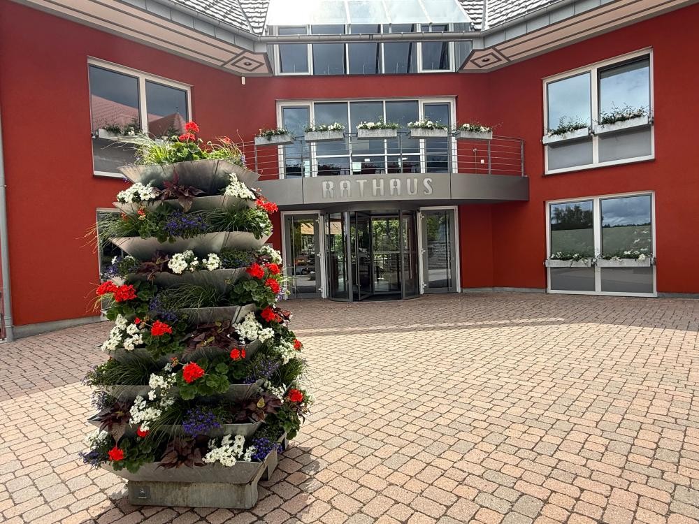 Blumenpyramide vor dem Rathaus