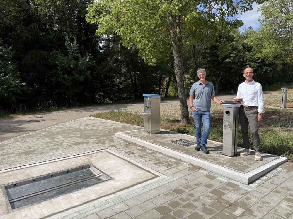 Bürgermeister Jörg Frey und Ortsbaumeister Ansgar Paul am modernisierten Reisemobilstellplatz Obertal mit der neuen Frischwassersäule sowie der Grau- und Schwarzwasserentsorgung