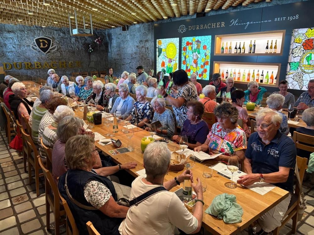 Die Weinprobe bei der Durbacher Winzer eG war einer der Höhepunkte des diesjährigen Seniorenausflugs der Gemeinde Schonach und sorgte für viele schöne gemeinsame Stunden.