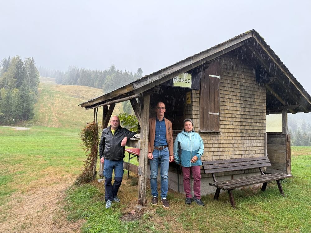 Michael Feser, Bürgermeister Jörg Frey und Beate Feser vor dem Skiliftkassenhäuaus