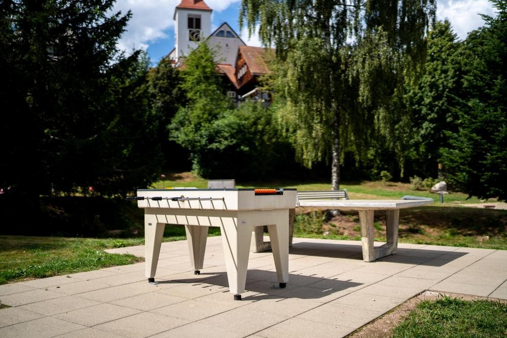 Tischkicker und Tischtennisplatte