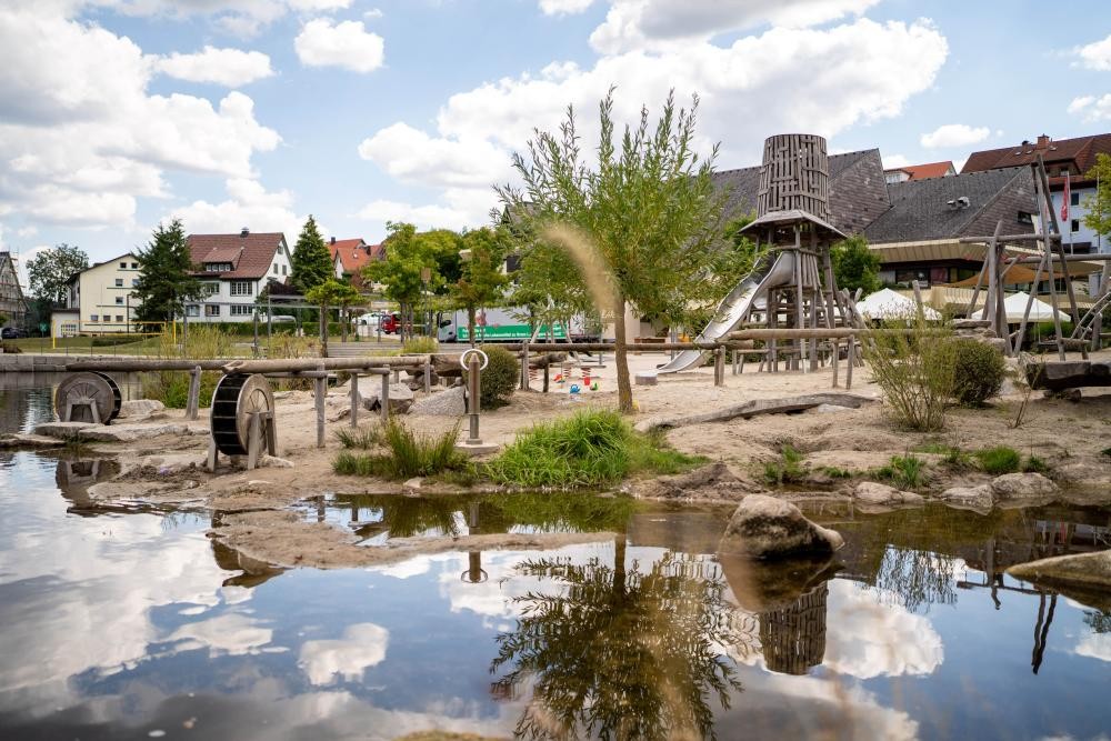 Blick in den Kurpark mit dem Spielplatz im Vordergrund