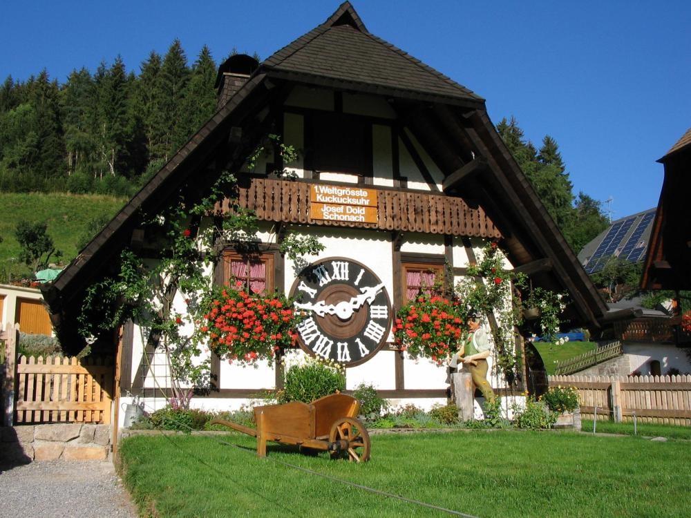 Außenansicht erste weltgrößte Kuckucksuhr mit Ziffernblatt