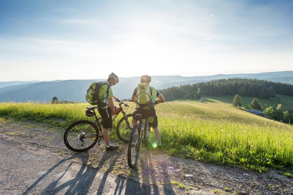 Mountainbike - zwei Mountainbiker genißen die "Paradiesische Aussicht"