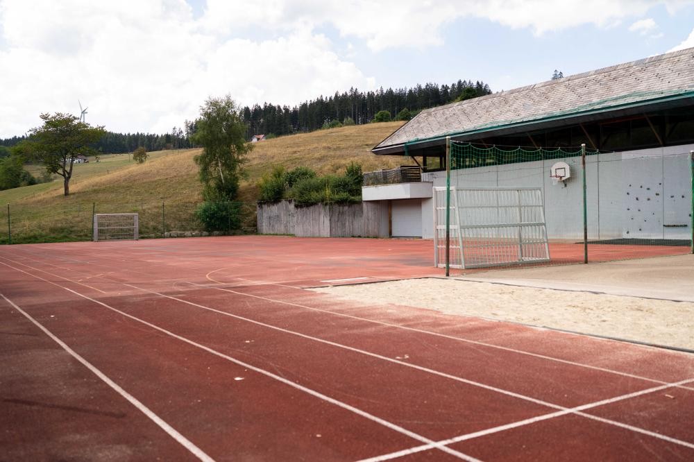 Allwettersportplatz mit Sand-Sprunggrube