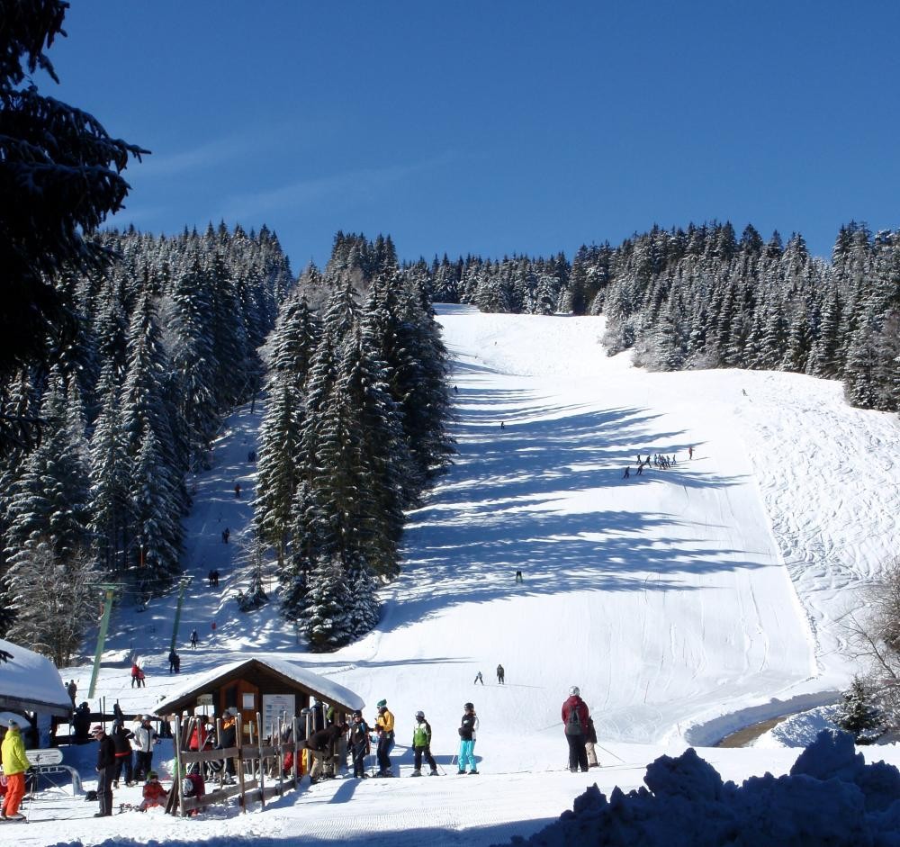 Blick auf den Skilifthang Rohrhardsberg im Winter