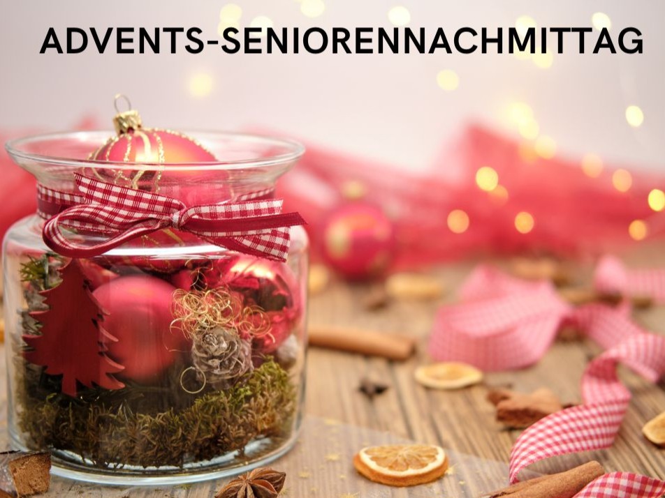 Dekoglas mit Weihnachtskugel und Moos auf weihnachtlich geschmückten Tisch