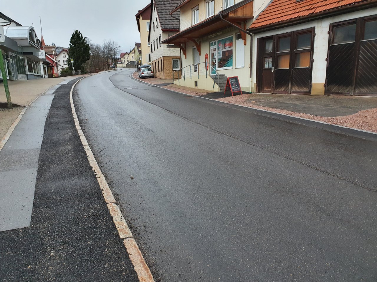 Neuer Asphalt Triberger Straße Neuer Asphalt auf der Triberger Straße